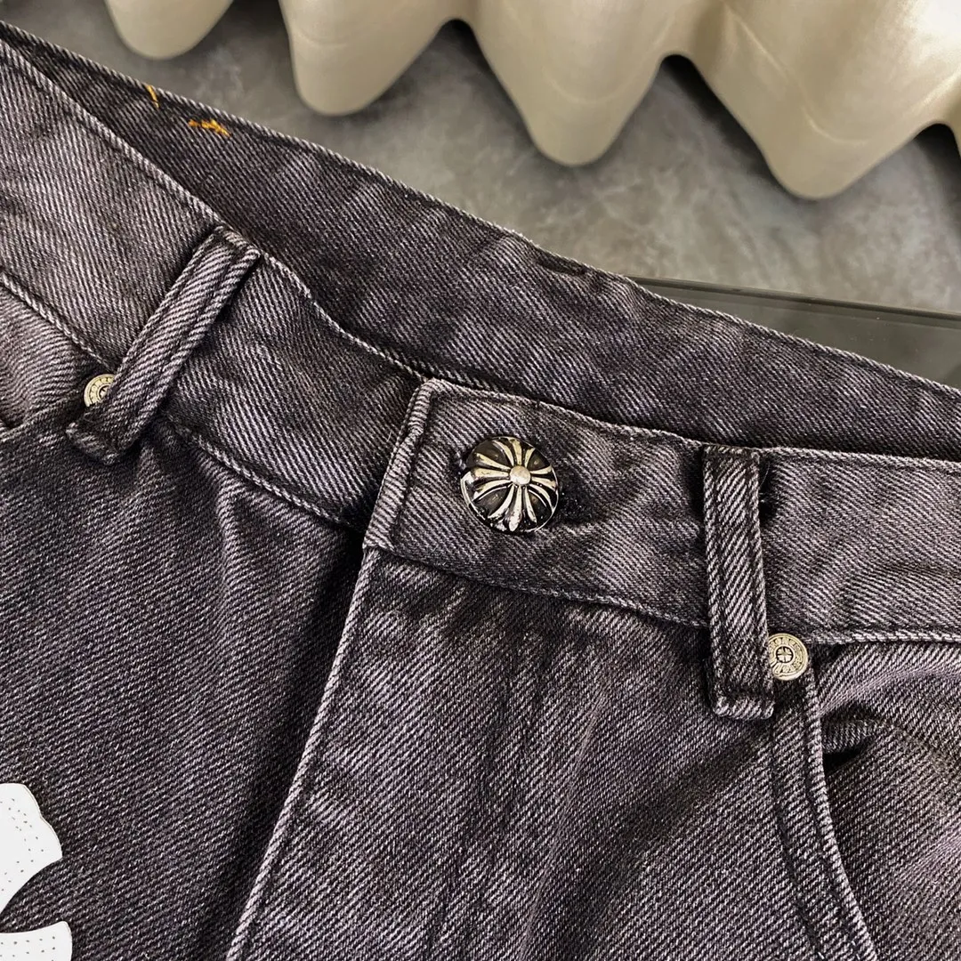 🅿️250 Correct version Chroe Hets CH black pink leather jeans, counter price 4W level, patchwork cross pattern embellishment, women's high-waisted washed jeans! ! Absolutely high-end luxury products, 1.9W level god-level single products, super popular products, built with top heavy industry, a magic weapon that cannot be missed [About Zangyin] This is an extremely luxurious fashion brand that can also be called the aristocrats of the high street. It has always been an exclusive brand for some hipsters or rich second generations. Compared with ordinary high streets, it is more luxurious and noble. Compared with luxury brands, it has a more fashionable personality and has always been a brand that I have a special liking for. A6632 [Top heavy industry fashionable design] Consistently high-street luxury style creation. Speaking of this style, the Zangyin family and GU family are definitely the leading representative brands. Especially the Zangyin family has really achieved a state-of-the-art effect in creating high-street style. The color system of this model is made of unique washed materials. It is already quite eye-catching. It is decorated with pink patchwork cross flowers, which cleverly highlights the charm of the brand. Secondly, this model uses classic The classic high-waist cutting design highlights the long legs and the fashionable temperament of the upper body. The brand is highly recognizable and the slim fit configuration is more suitable for daily wear. This product is a product that interprets personality, fashion, and specifications at a glance. This single product is enough to make any fan excited. It can be a white T-shirt for youthful preppy style, or a tight sling for royal lady style. It has strong matching ability and can be easily controlled by men.  [Material and craftsmanship] Needless to say, this point goes without saying. As an excellent craftsman brand, Zangyin has really perfect requirements for details and craftsmanship. The washed color of this model has gone through so many processes, not to mention the embellishment of the denim appliqués. It is also purely handmade and sewn. Just like what they believe in, only handmade things have soul and have the meaning of wear. A top-notch heavy-duty fashionable denim item, I look forward to your perfect interpretation! ! 28-34 corresponds to S-XL